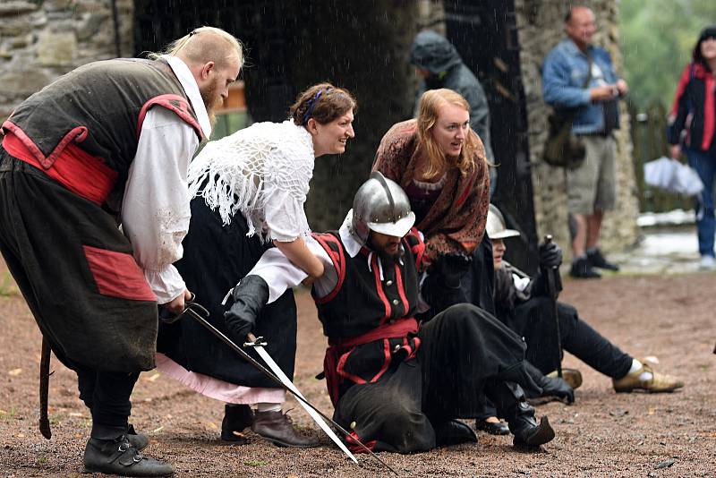 Princezna Arabela neboli herečka Jana Nagyová v sobotu zahájila na hradě Svojanov Třicetiletou válku.