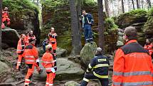 Záchranáři s hasiči si projeli složitý terén Toulovcových maštalí. Někteří byli ve skalách u Budislavi poprvé.