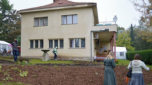 PROZATÍM BEZ KVĚTIN. Na krásně rozkvetlou zahradu si budou muset v Litomyšli počkat do jara. 