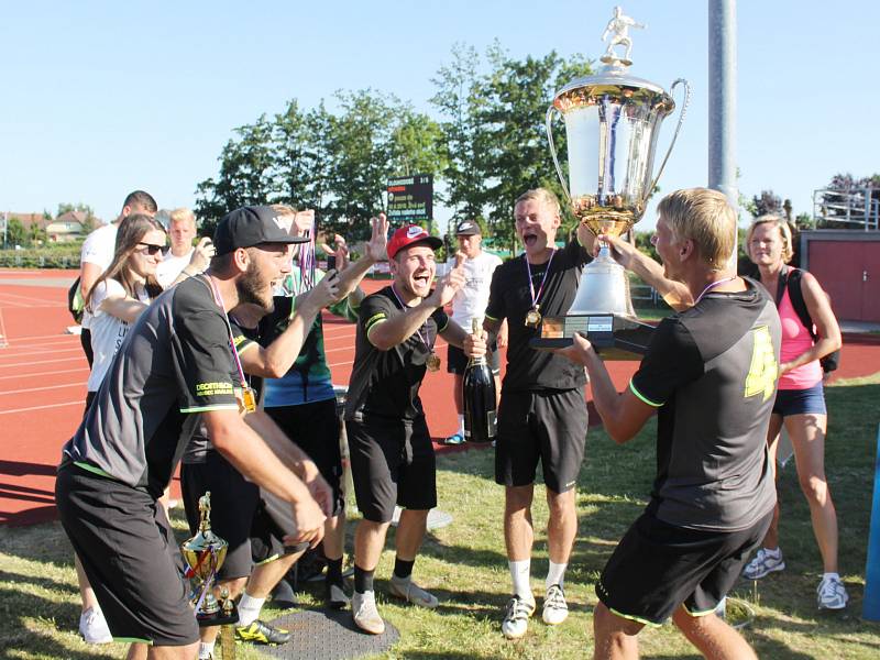 Neplánovaně si svoje panování na trůnu QantoCupu prodlouží tým Golden Guns Hradec Králové. Svoje loňské prvenství bude moci přijet do Svitav obhajovat nejdříve v roce 2021.