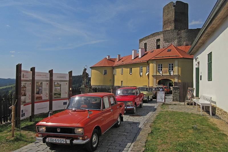 Sraz moskvičů na hradě Svojanov.