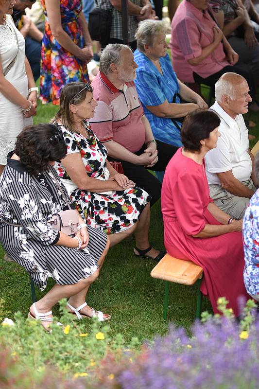 Při bohoslužbě v Příluce byly požehnány nové kroje. Obec má kroje po 70 letech.