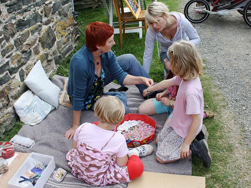 Naverbovaní rekruti prošli vojenskou průpravou. Vojáci je nenechali vydechnout. Na své si přišly také dámy. U řemeslných stánků našli kromě keramiky i  klobouky. Postaráno bylo také o děti. Mohly si mimo jiné vyzkoušet, jak se střílí z kuše.