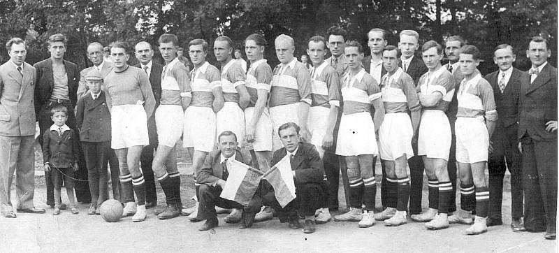 Unikátní snímek druhého místního klubu, AFK Litomyšl, byl pořízen v roce jeho založení (1933). Jména hráčů, jež oblékali jeho dres, se bohužel nedochovala a po letech je už těžko dá někdo dohromady.