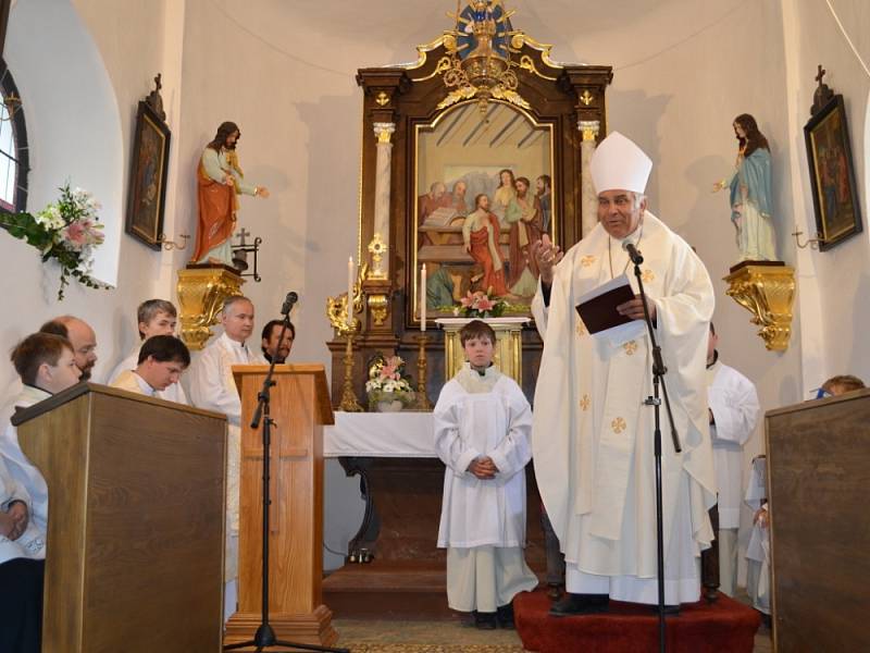 Znovuotevřené kapličce požehnal biskup Josef Kajnek