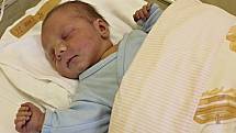 VÍT UHER potěšil rodiče Hanu a Jiřího a brášku Jiříka. Narodil se 15. května v 10.26 hodin. Vážil 3,62 kilogramu a měřil 49 centimetrů. Vyrůstat bude ve Svitavách.