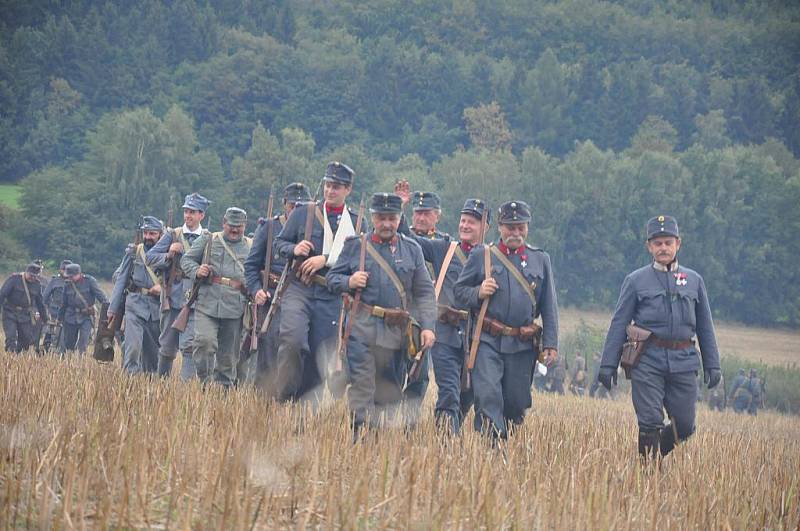 Historická bitva v Mladějově  nabízí nejen  ukázku válečného boje, ale také  představuje život v dobovém táboře.  Lidé si prohlédli vojáky v uniformách i dámy v róbách.    