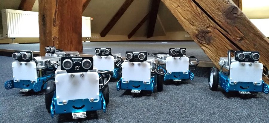 Na půdě v Poličce se procházejí roboti