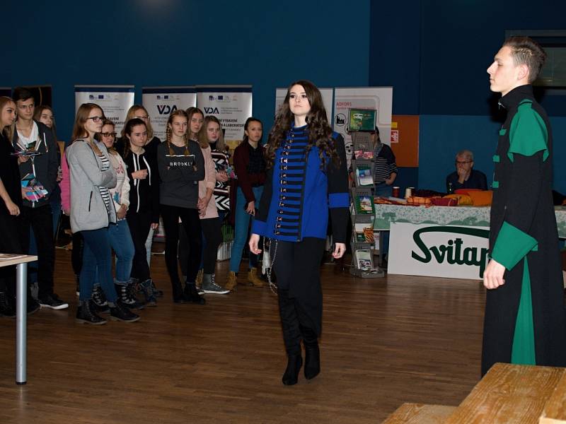 Módní přehlídka v podaní studentů textilní školy z Liberce byla příjemným zpestřením úterní prezentace.