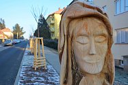 Dřevěná skulptura v ulici 9. května v Litomyšli.