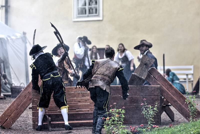 Princezna Arabela neboli herečka Jana Nagyová v sobotu zahájila na hradě Svojanov Třicetiletou válku.