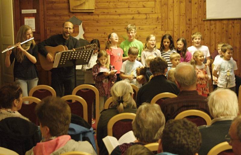 Zpívání náboženských písní v domě ČCE ve Svitavách během Noci kostelů.