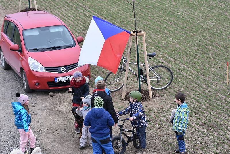 V Čisté otevřeli 17. listopadu u Fajmonovy lípy vyhlídkový chodník.