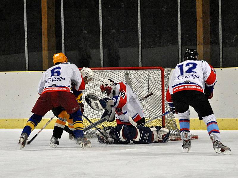 Panování Tygr Teamu skončilo, novým vládcem litomyšlské městské hokejové ligy je družstvo HC 2006. Obhájce vyřadilo v semifinále a ve finálové sérii se nenechalo zlomit ani porážkou v prvním utkání.  