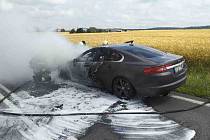 Osobní auto Jaguar začalo u Hradce nad Svitavou náhle hořet za jízdy.