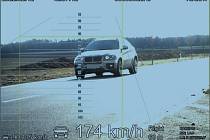 Bílé BMW se u Pohodlí na Litomyšlsku řítilo mimo obec rychlostí 174 kilometrů za hodinu. Foto: Policie ČR