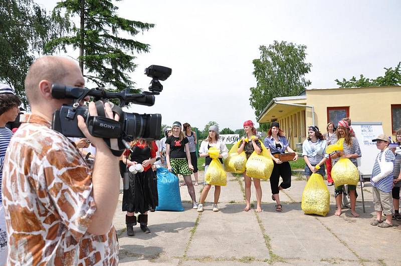 Žáci vytvořili nový český rekord ve skládání lodiček. Po vyhlášení rekordu si děti užily originální bublinovou show.