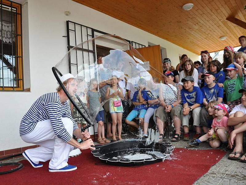 Žáci vytvořili nový český rekord ve skládání lodiček. Po vyhlášení rekordu si děti užily originální bublinovou show.