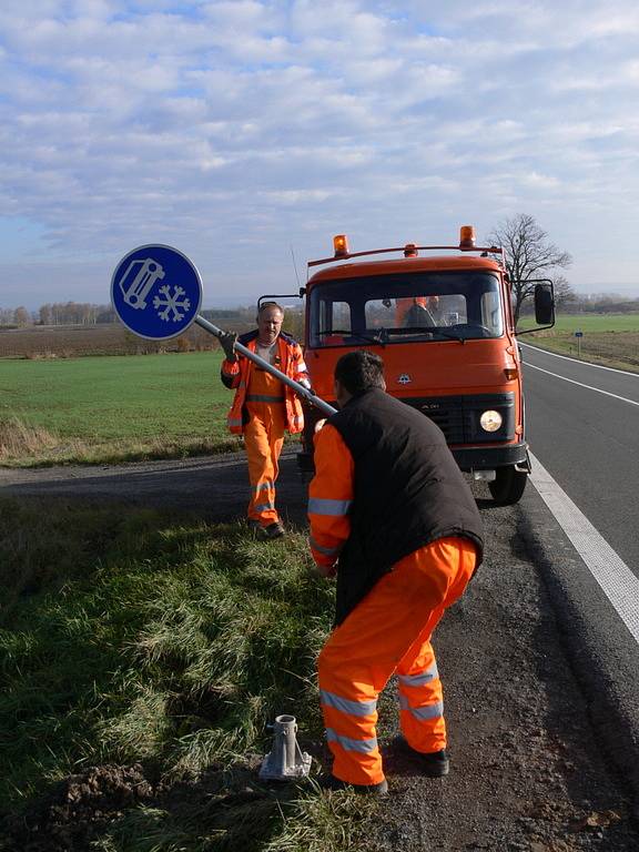 Na komunikaci I/34 v úseku na vendolském kopci umístili silničáři novou značku Zimní výbava