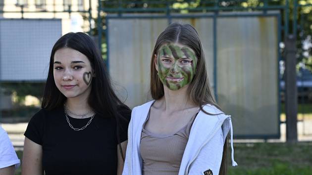 Nejenom žáci prvního stupně si užívali maskování vojenskými barvami na obličej
