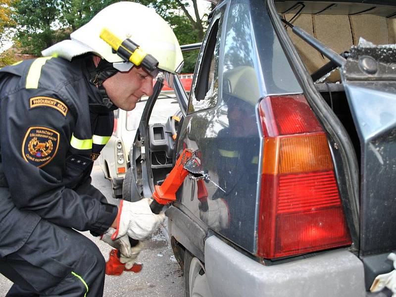 Ukázka vyprošťování z automobilu.