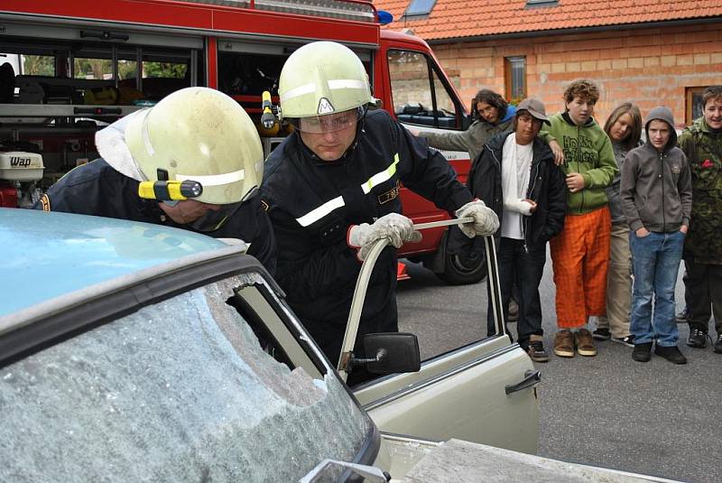 Ukázka vyprošťování z automobilu.