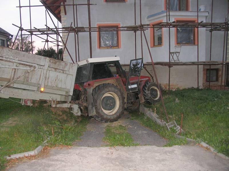 Na silnici třetí třídy v Jarošově se rozjel traktor, zastavil až o lešení rodinného domu