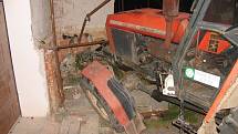 Na silnici třetí třídy v Jarošově se rozjel traktor, zastavil až o lešení rodinného domu
