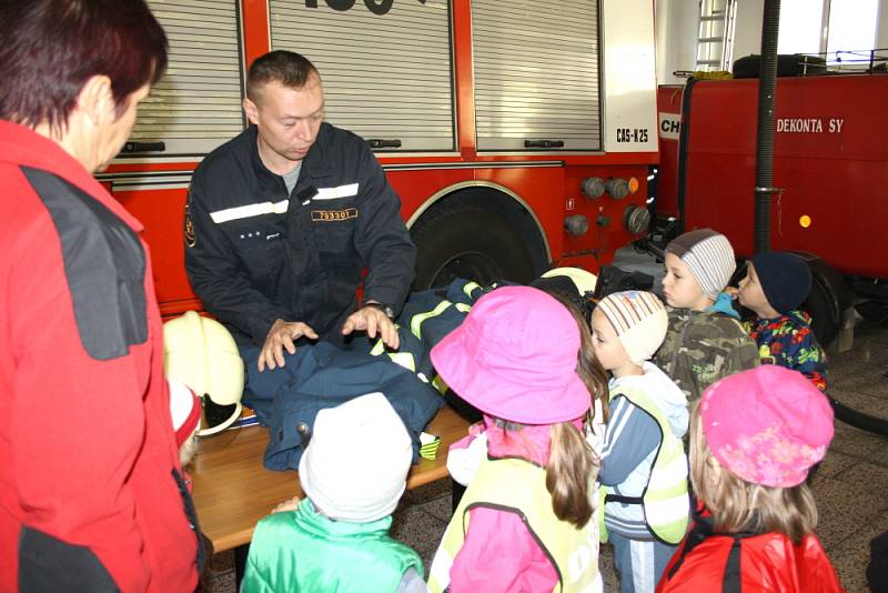 Lidé se ve středu podívali k hasičům, na policii a ke strážníkům. Nahlédli také pod ruce záchranářů.