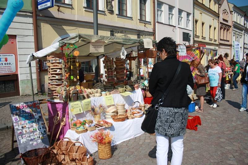 JARMARK ke Dni Země  zaujal. Lidé si vyzkoušeli řemesla se žáky speciální školy. Nakoupili zajímavé zboží ve stáncích. Na pódiu se střídala vystoupení mateřských i základních škol. 