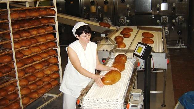 Svitavská pekárna má novou chlebovou linku.  V provozovně denně vyrobí kolem osmi tun chleba a běžného pečiva.