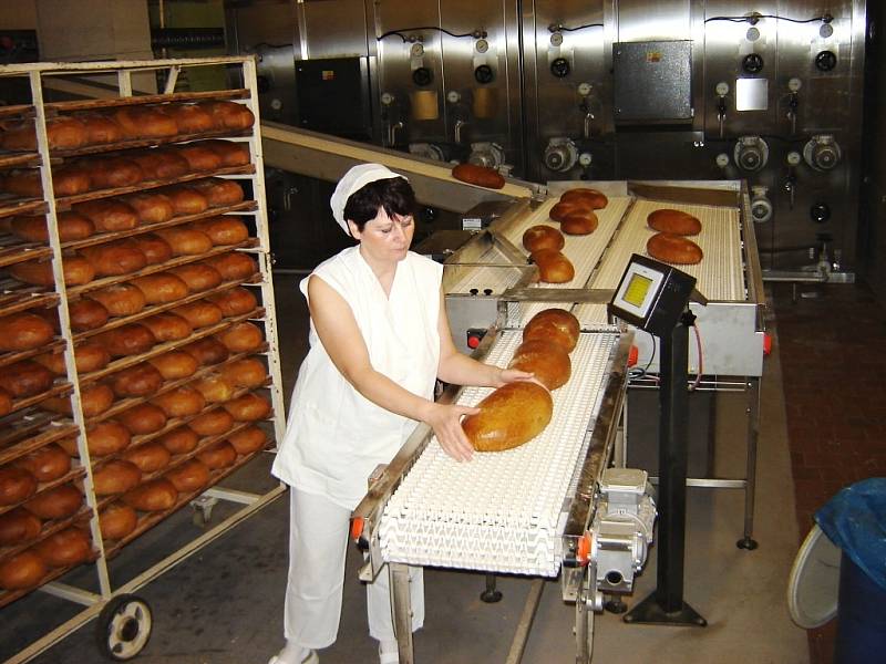 Svitavská pekárna má novou chlebovou linku.  V provozovně denně vyrobí kolem osmi tun chleba a běžného pečiva.