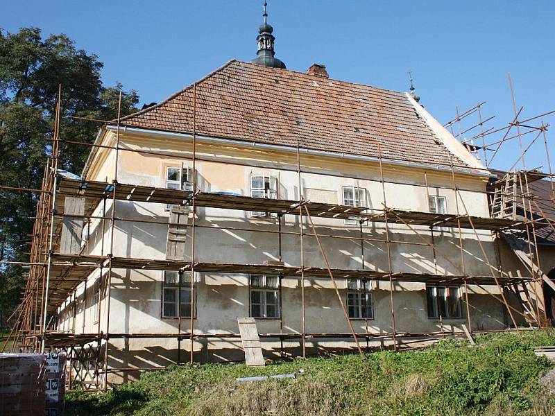 SKRYTÉ NÁPISY. Při opravě fasády na faře v Radiměři se pod vrstvami omítky objevily nápisy a reliéfy. Byly ukryté stovky let. S pomocí dobrovolníků se je podařilo obnovit.