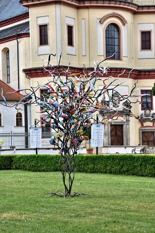 Významný český sklář Jiří Pačinek vystavuje svá díla v Litomyšli u zámku i hotelu Aplaus.