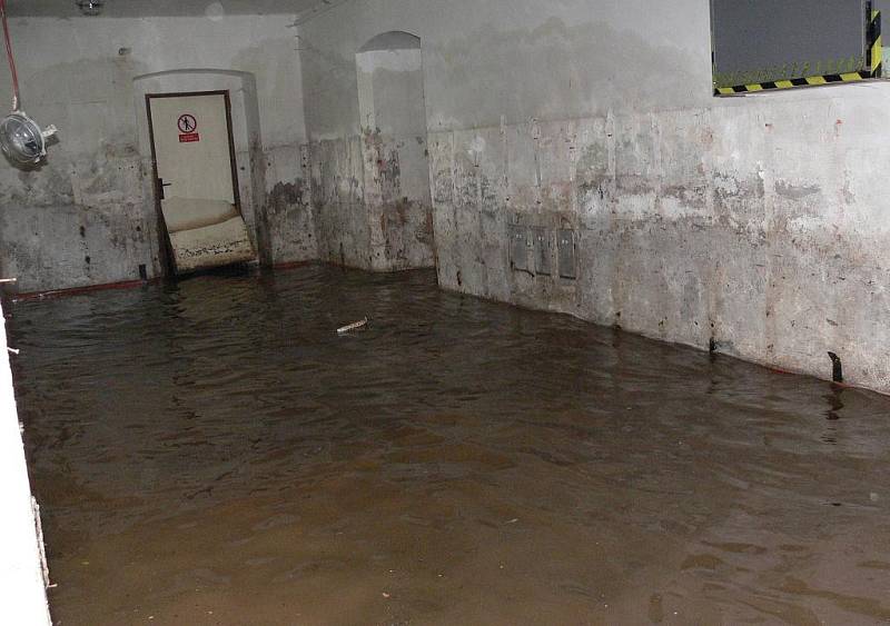 Silný déšť zdvihl hladinu vody, která zaplavila sklepy v Moravské Třebové.