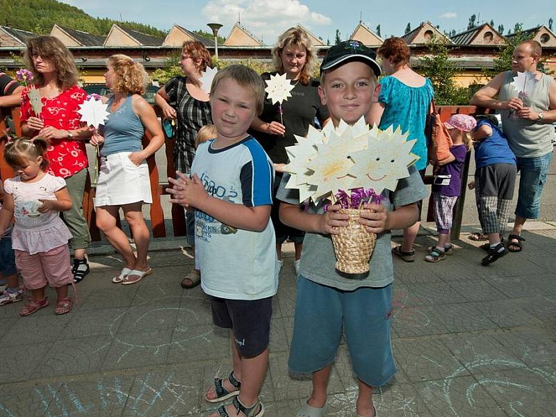 Slavnostní otevření mateřinky po velké opravě si nenechali ujít rodiče, děti, přátelé.