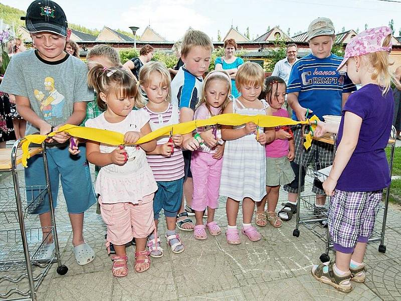 Slavnostní otevření mateřinky po velké opravě si nenechali ujít rodiče, děti, přátelé.