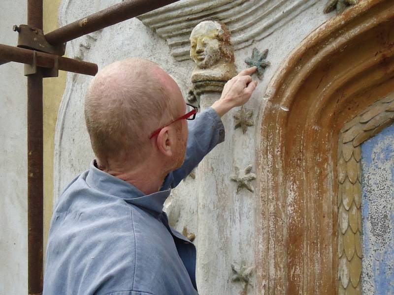 Restaurátoři opravují reliéf na kostele svaté Anny v Radiměři. Je na něm svatá Anna Samotřetí, Ježíšek a panna Marie a celá řada zdobných prvků.  