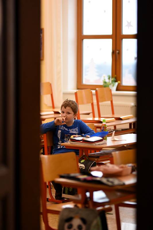 V Základní škole v Dolním Újezdu chybí učitelé, ale školu zavírat nechtějí.