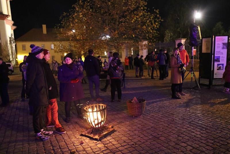 V Litomyšli si lidé připomněli 32.výročí sametové revoluce. Na náměstí Václava Havla se uskutečnilo shromáždění. V kině byl následně promítnut film ATA.