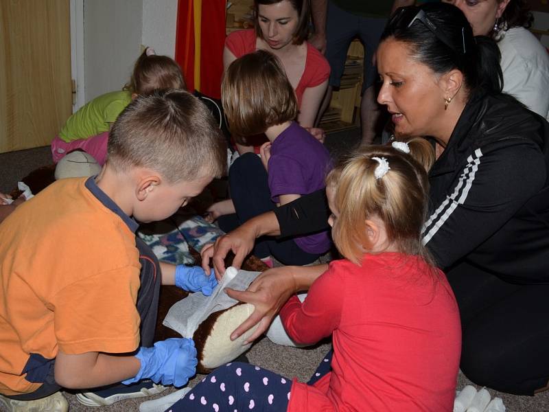 Na plyšácích se děti v mateřince v Brněnci učí první pomoc. Tentokrát za nimi přijeli i záchranáři.