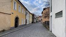 Jindy plná podloubí a ulice Litomyšle zejí o víkendech v Litomyšli prázdnotou. Stejně tak Klášterní zahrady. Podívejte se na "vylidněné" město.