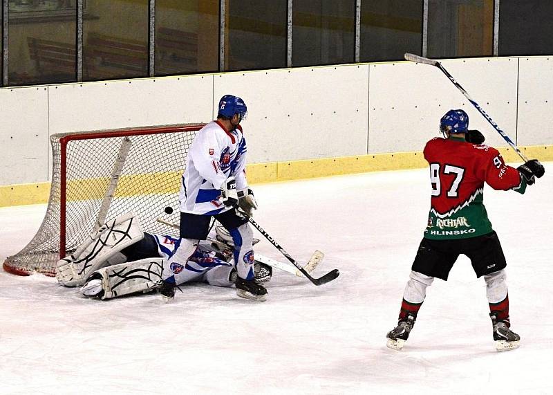 Hokejisté Hlinska v nadstavbové skupině A ani jednou nevyhráli, ale v Litomyšli k tomu byli ve středu nečekaně blízko. K dispozici měli jenom dvě pětky, přesto soupeři pořádně zatápěli. 