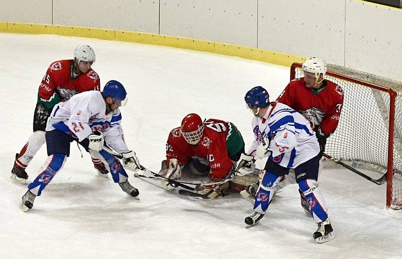 Hokejisté Hlinska v nadstavbové skupině A ani jednou nevyhráli, ale v Litomyšli k tomu byli ve středu nečekaně blízko. K dispozici měli jenom dvě pětky, přesto soupeři pořádně zatápěli. 