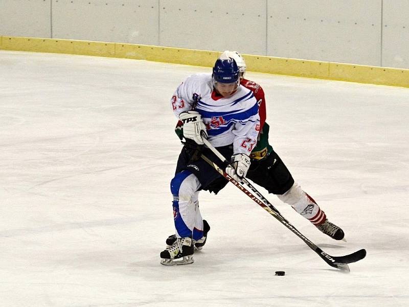 Hokejisté Hlinska v nadstavbové skupině A ani jednou nevyhráli, ale v Litomyšli k tomu byli ve středu nečekaně blízko. K dispozici měli jenom dvě pětky, přesto soupeři pořádně zatápěli. 