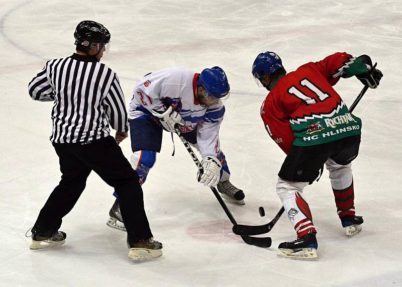 Hokejisté Hlinska v nadstavbové skupině A ani jednou nevyhráli, ale v Litomyšli k tomu byli ve středu nečekaně blízko. K dispozici měli jenom dvě pětky, přesto soupeři pořádně zatápěli. 