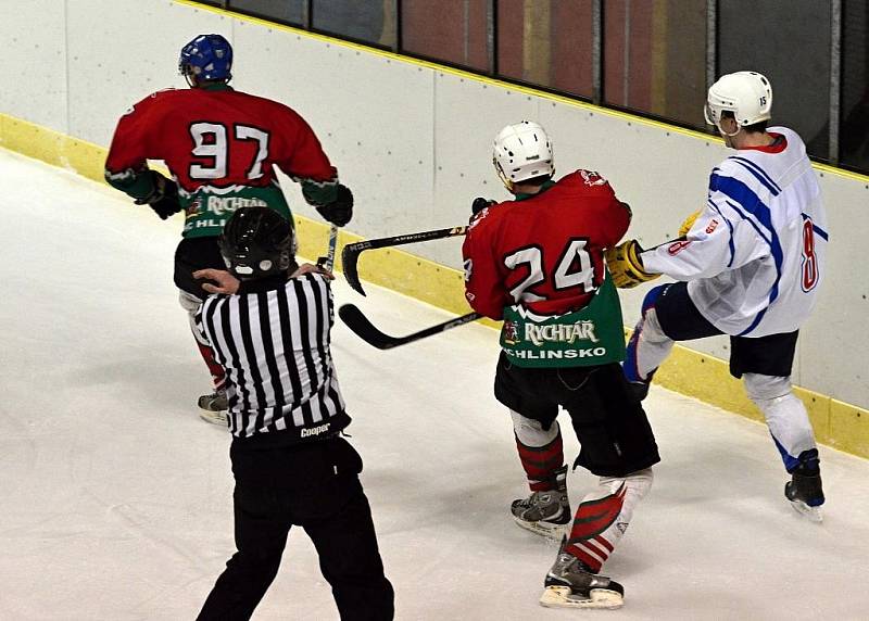 Hokejisté Hlinska v nadstavbové skupině A ani jednou nevyhráli, ale v Litomyšli k tomu byli ve středu nečekaně blízko. K dispozici měli jenom dvě pětky, přesto soupeři pořádně zatápěli. 