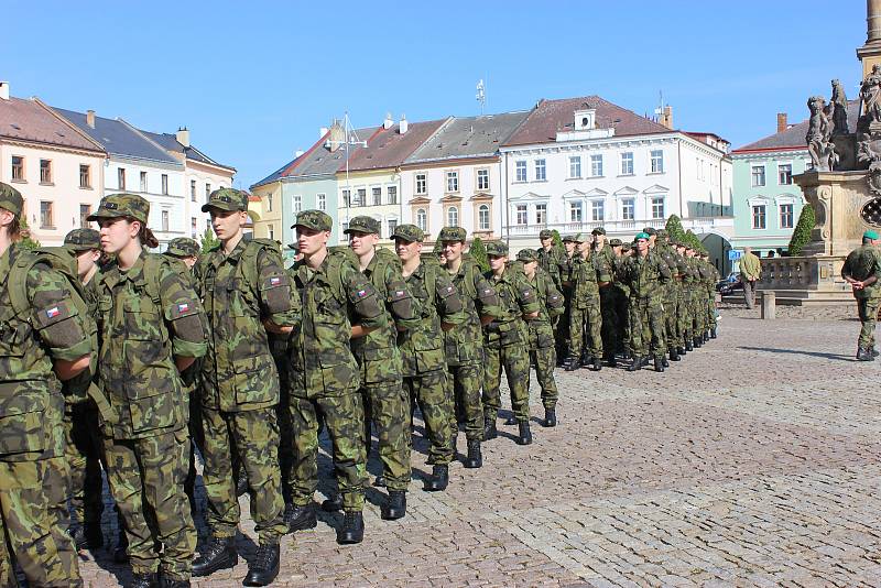 Studenti vojenské školy v Moravské Třebové mají za sebou první dny v kanadách a maskáčích. Ještě nikdo z prváků studium nevzdal.