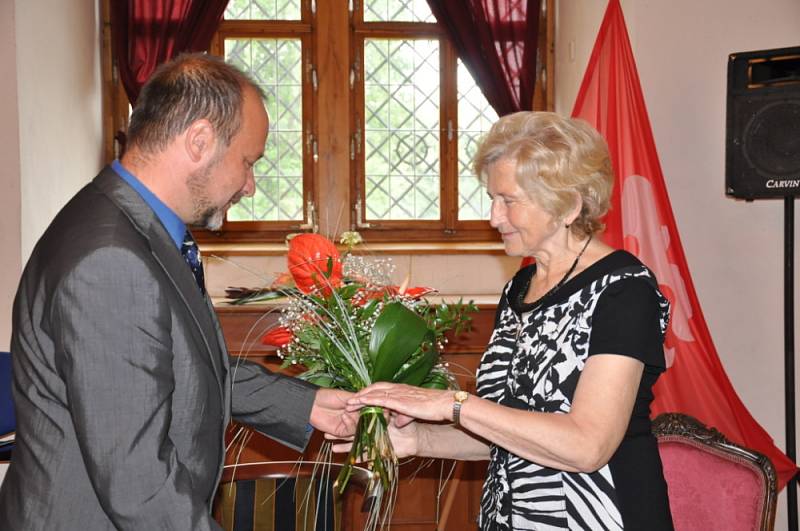 Lékařce Haně Šmákalové  přišli popřát také její kolegové. Mezi gratulanty s květinami ale nechyběli ani pacienti  známé  lékařky.  