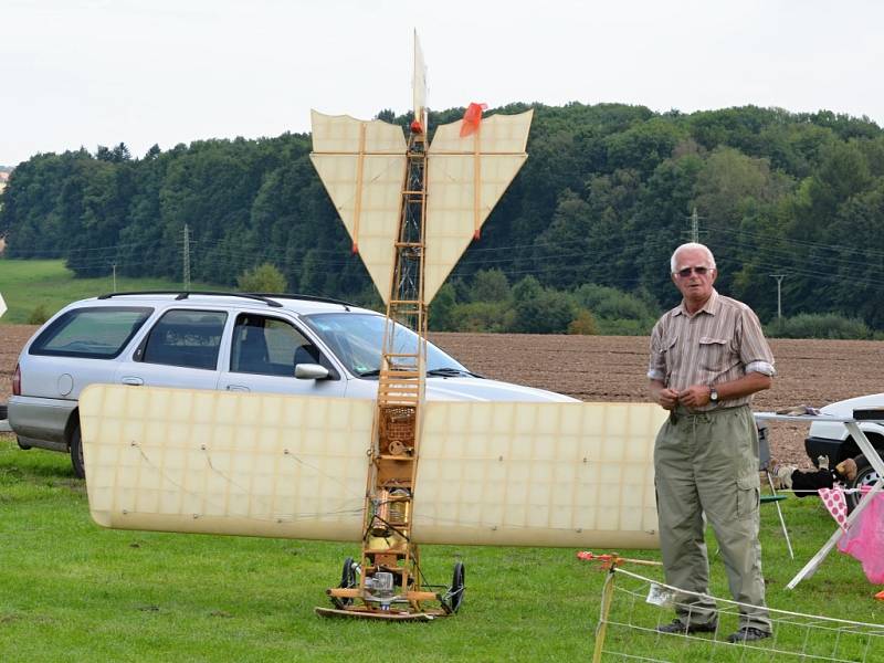 Obdiv si na leteckém dni v Litomyšli zasloužili nejen piloti, ale i modeláři, kteří svá letadla nechali odpočívat.